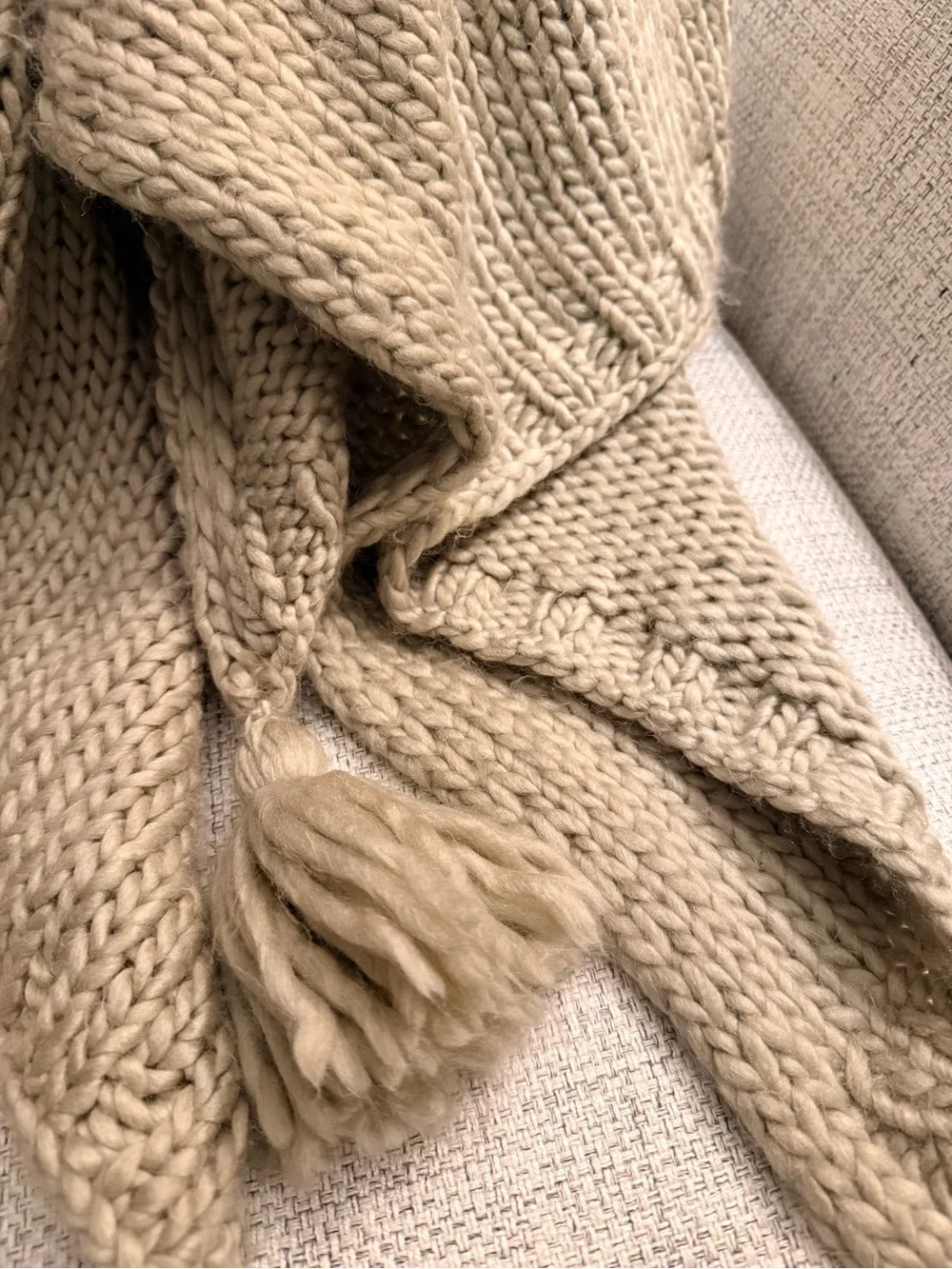 Cozy Chunky Knit Throw Blanket with Tassels - Cream Like New SMOKE FREE HOME